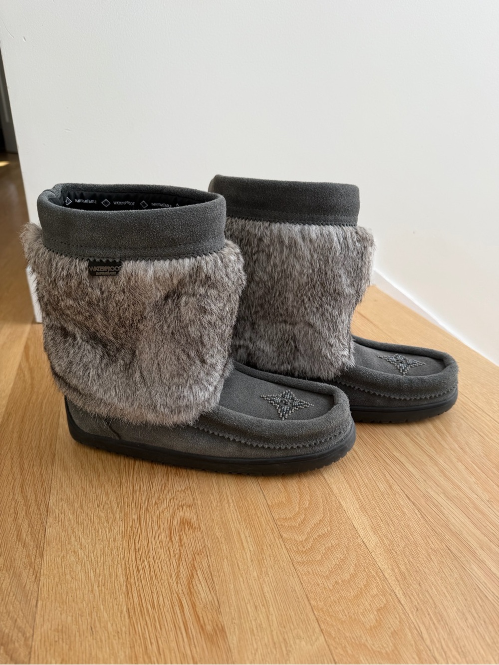 Manitobah Mukluks half mukluk women's 8 / men's 6 waterproof real fur charcoal